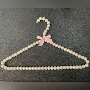 Pearl Adult Bow Hanger